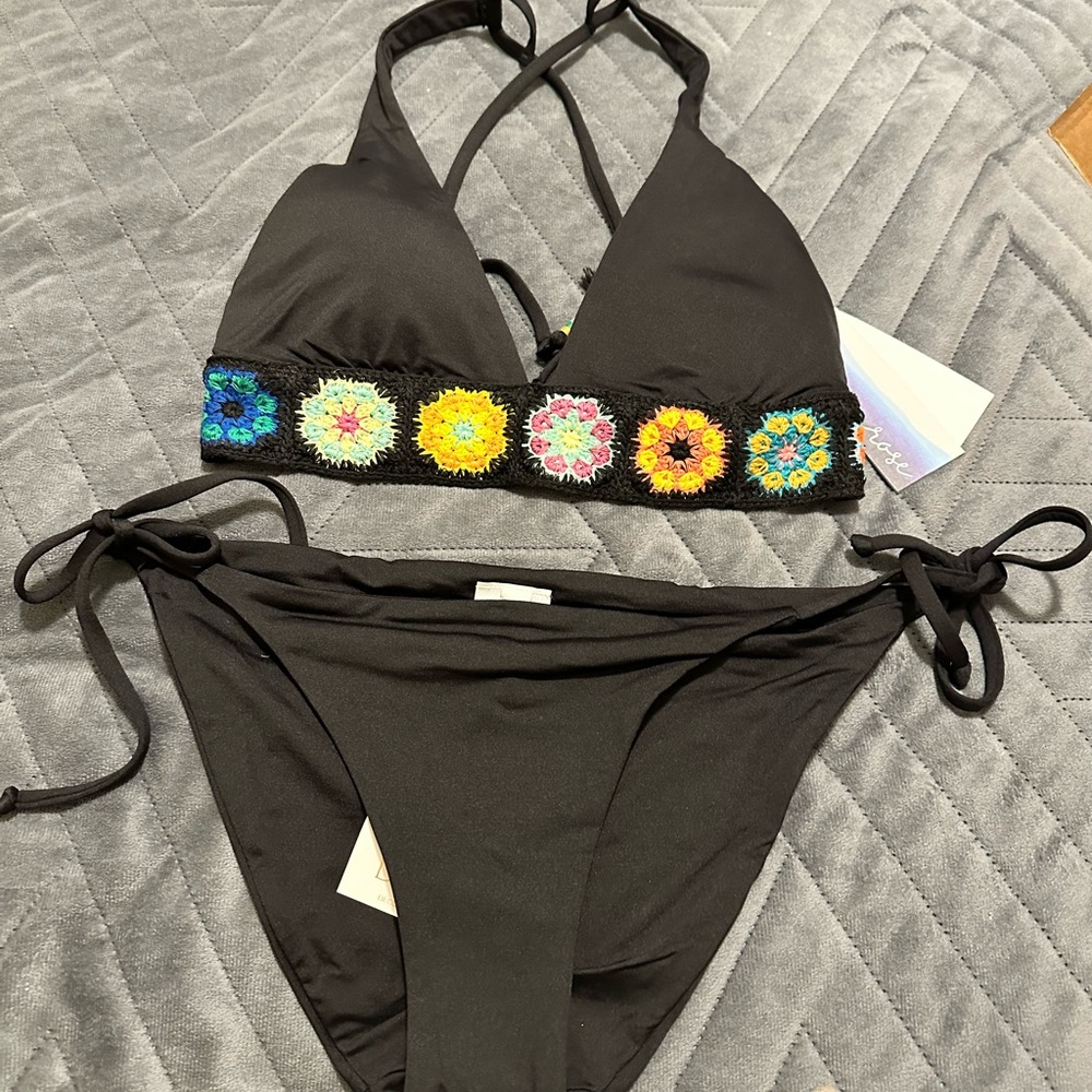 TOP ISABELLA ROSE, BOTTOM BECCA. Size M Black Floral Bikini Set